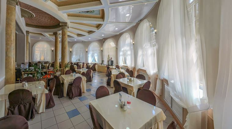 Обеденный зал ресторана санатория Шахтер в Ессентуках 